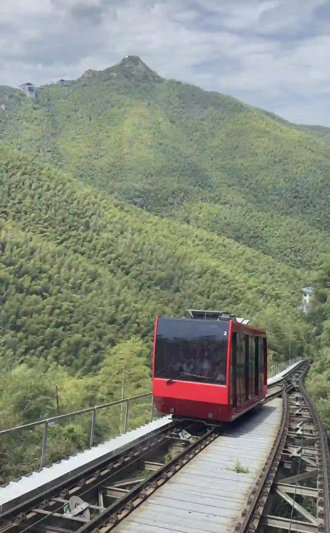 南山竹海红色地面缆车与竹林山景实拍