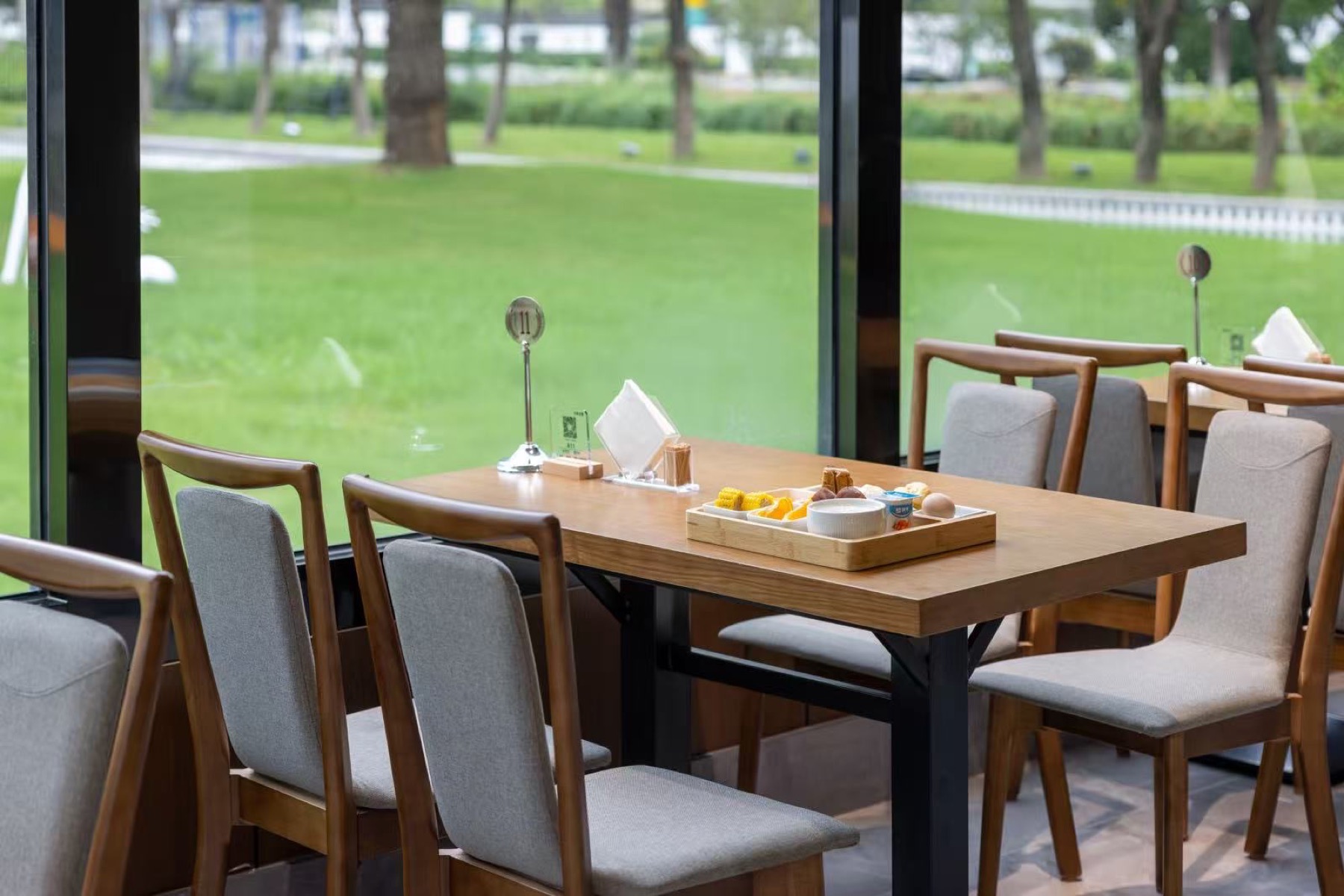 聆湖兰庭BigTree酒店用餐区